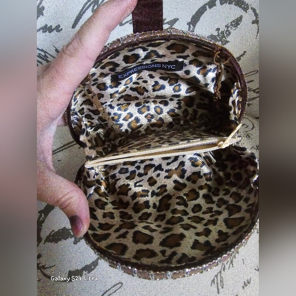 EXPRESSIONS NYC Hard Case snap closure evening clutch with Chain strap GUC - Picture 7 of 15